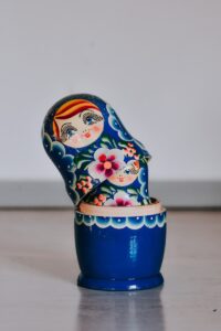 Set von traditionellen russischen hölzernen Matrjoschka-Puppe mit bunten ornamentalen Malerei auf dem Tisch platziert