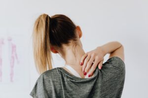 Symptome von Rückenschmerzen im oberen Rücken