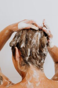Reinigen Sie Ihre Haare regelmäßig