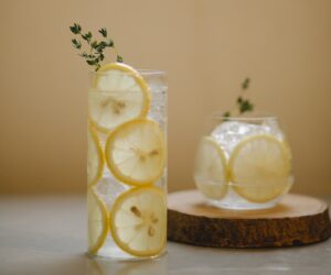 Wie bereitet man Zitronenwasser zu?