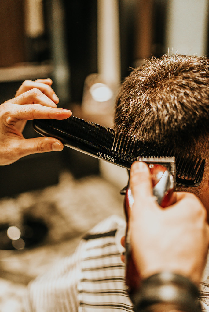 Die 10 besten Frisuren für ältere Herren mit wenig Haar: Stilvolle Optionen, die beeindrucken!