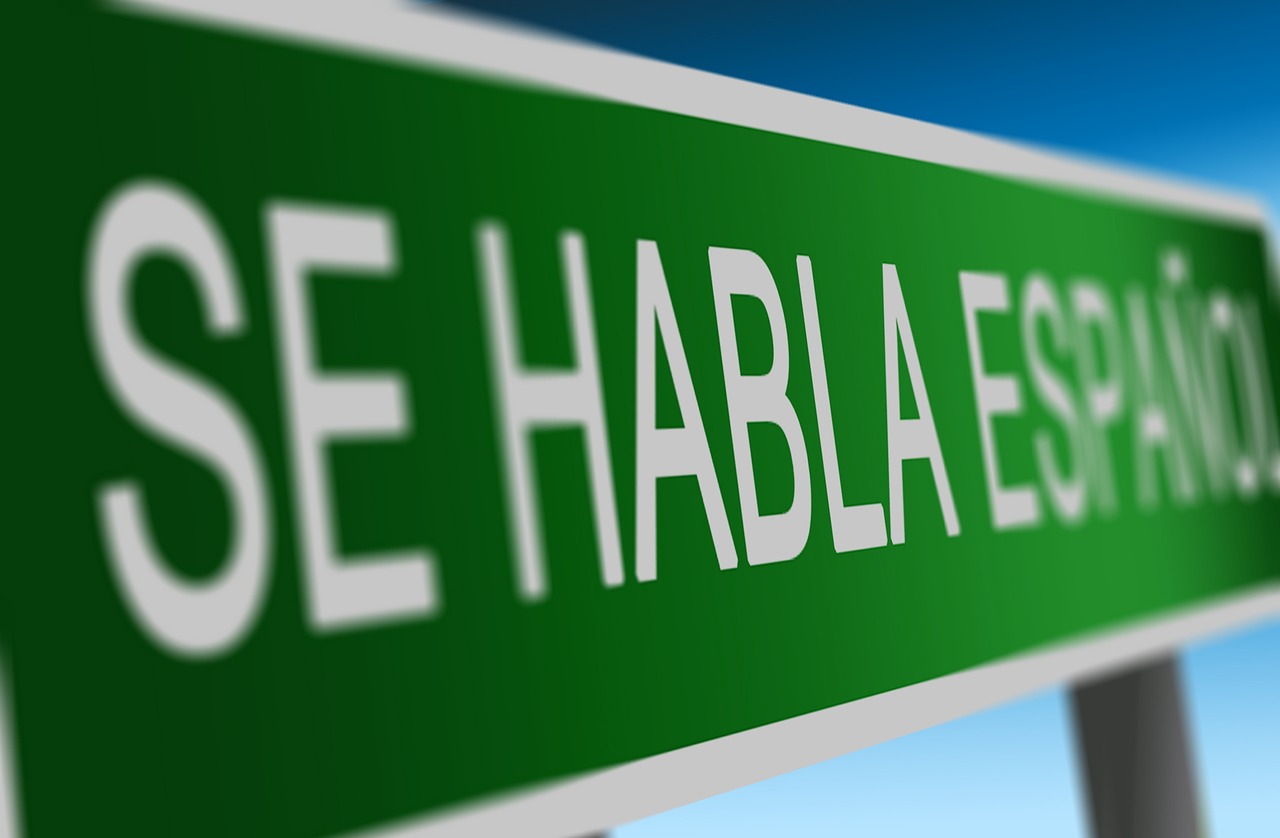 „Hallo“ auf Spanisch: Begrüßungen, die Dein Sprachniveau erhöhen