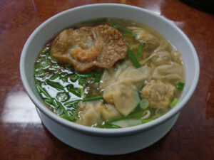 Servieren der Wan Tan Suppe