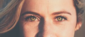 Mythen und Legenden rund um grün-braune Augen