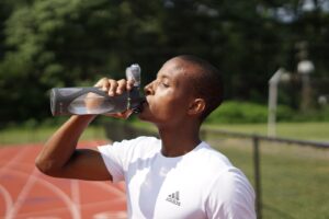 Prävention von Kopfschmerzen bei Hitze: ausreichend Flüssigkeit trinken