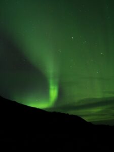 Silhouette eines Berges unter Aurora borealis, Lappland, Finnland