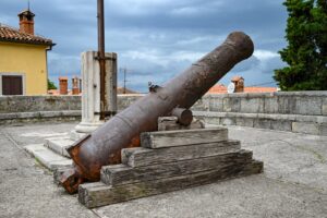 Eine Kanone in der Altstadt von Labin, Istrien, Kroatien